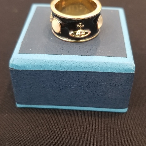 Vivienne Westwood Iconic Black and Gold Ring. Size 6 - Picture 4 of 5